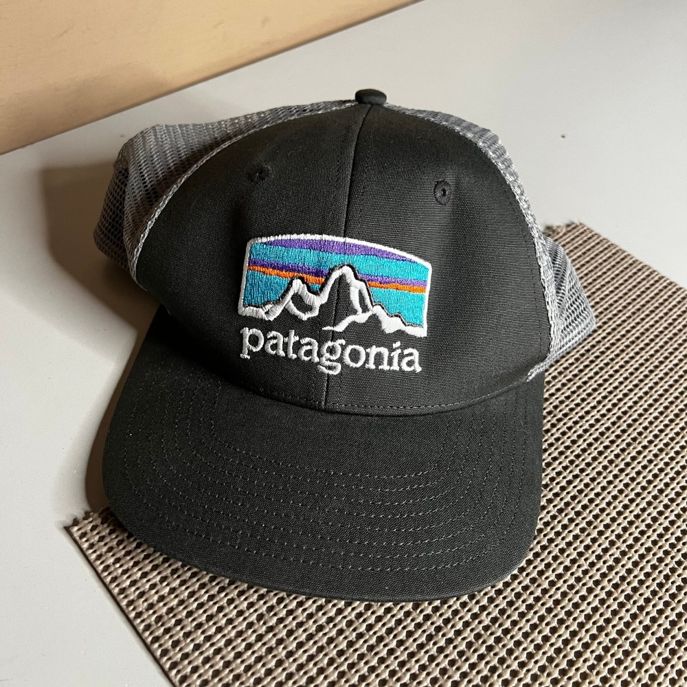Patagonia P-6‎ Logo Trucker Hat Black Grey Mesh Snapback Cap NetPlus Brim